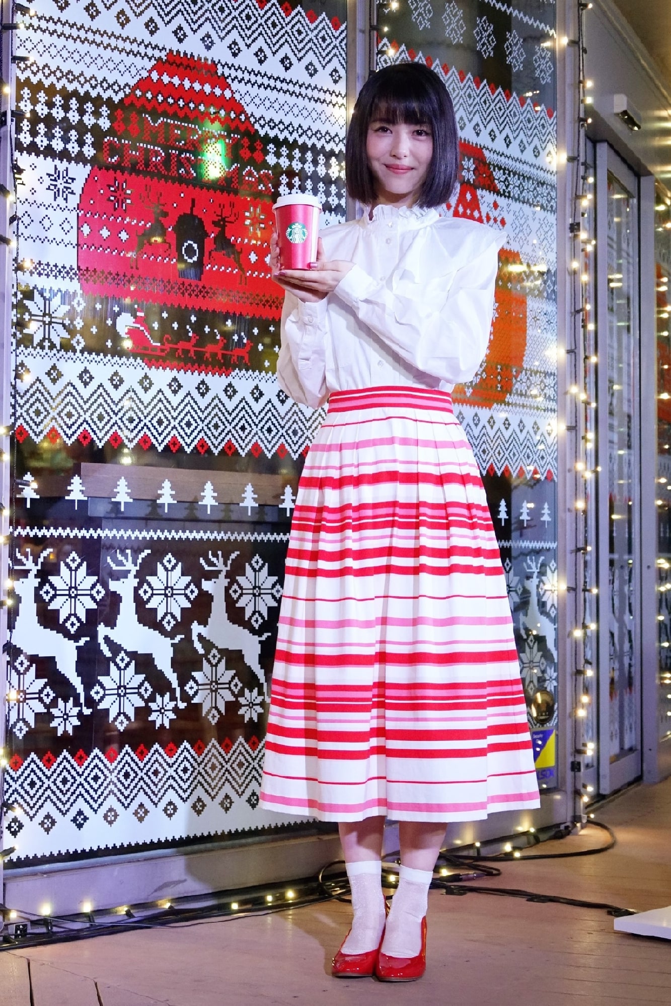 浜辺美波 スターバックス「クリスマス ケーキ イルミネーション」点灯 