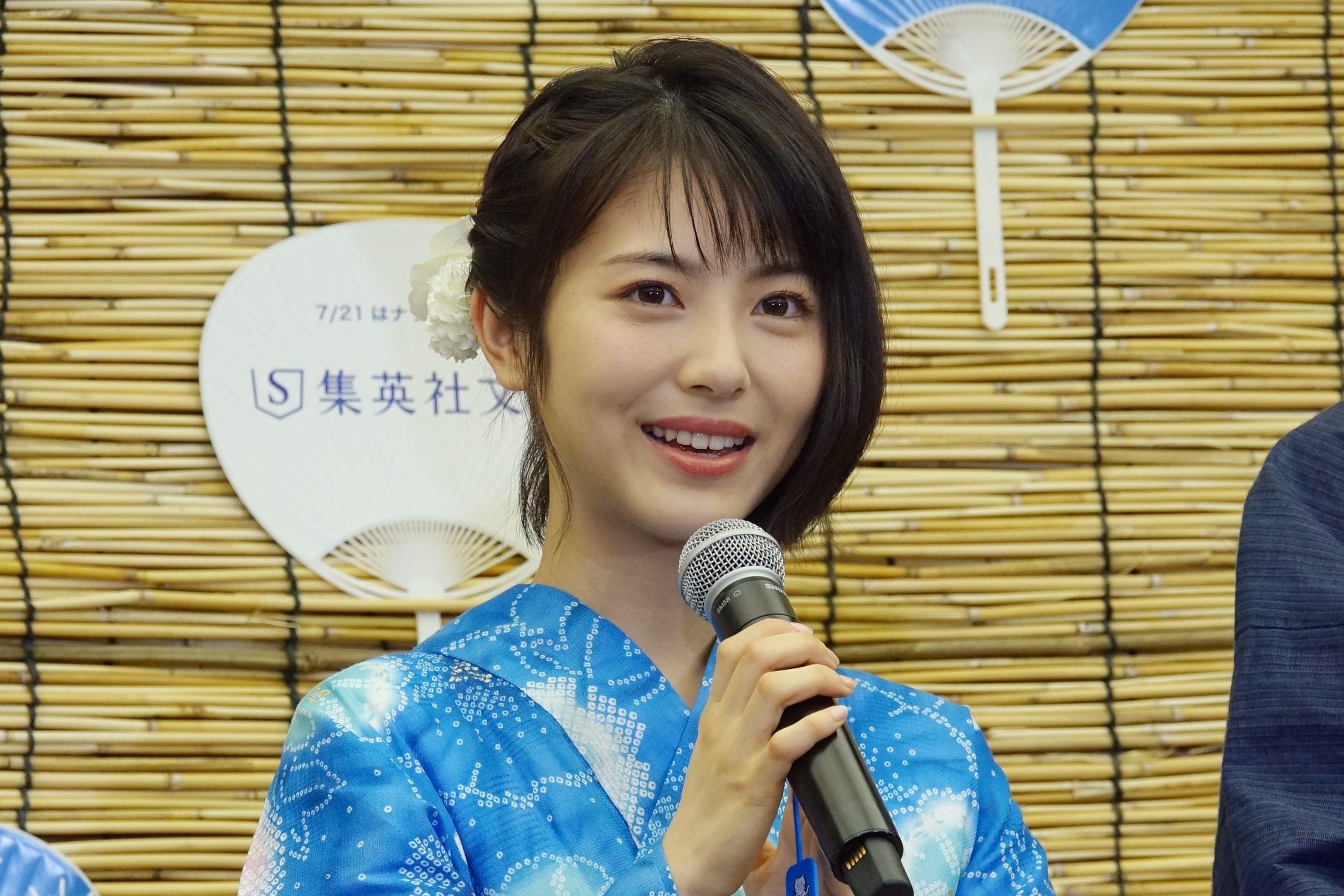 KEITA MARUYAMA 刺繍ワッペンシャツケイタマルヤマ浜辺美波着用 浜辺美波カレンダー 2024.04-2025.03』特典ポストカード絵柄公開