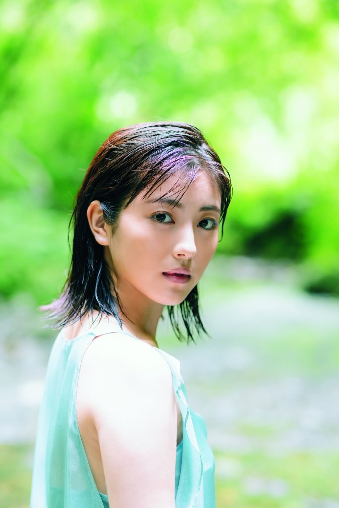 Amazon.co.jp: ☆初版☆ 浜辺美波 写真集 20 豪華版* : おもちゃ