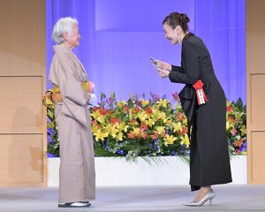 桑原裕子　「第33回読売演劇大賞」授賞式に登壇！